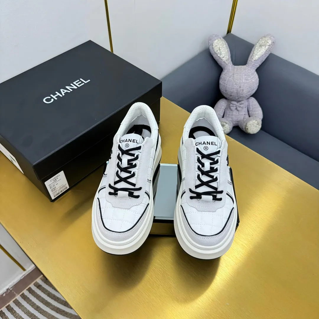 👟👟Ex-factory price 600👟👟 Upgraded version, upgraded version, upgraded version! No rebuttal accepted! ! ! ! Chanel Chanel panda shoes! 2025 counter's top casual sports shoes. This classic design; the upper is electro-embroidered with a variety of techniques; the outsole is fashionable and sporty; the unusual inclusion of a variety of color matching elements... The diversified mix and match is very good-looking and versatile, and can be used for leisure, fashion, sports, and outdoor... ꫛꫀꪝ Go➫ Materials: ❶Upper made of: original imported first-layer silk cowhide + original waterproof cloth + original first-layer cowhide ❷Inner lining: Original Yangli+Net ❸Outsole based on: Original TPU combination outsole Counter boutique packaging complete set for women 35–41 👉 👉